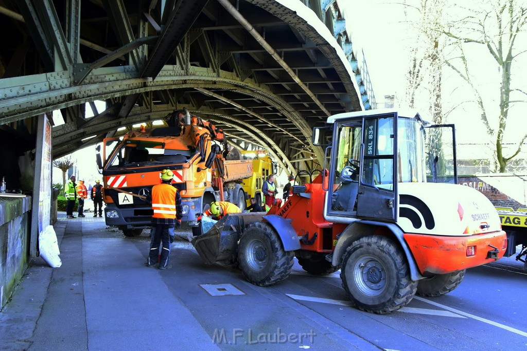 LKW blieb unter Bruecke haengen Koeln Deutz Deutz Muelheimerstr P137.JPG - Miklos Laubert